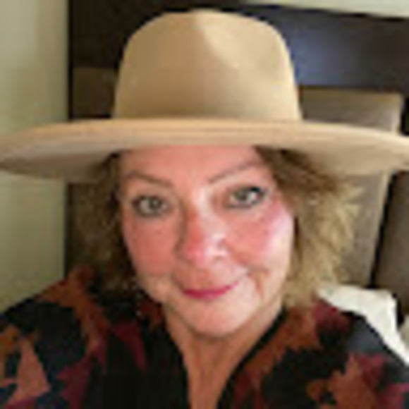 Meet your Posher, Lori - Picture 1 of 1